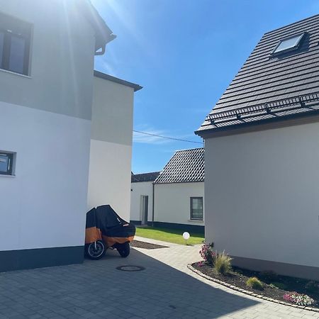 Modernes & Gepflegtes Hotelzimmer Mit Kueche! Bernstadt  Zewnętrze zdjęcie