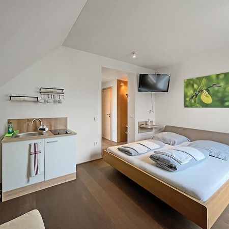 Modernes & Gepflegtes Hotelzimmer Mit Kueche! Bernstadt  Zewnętrze zdjęcie