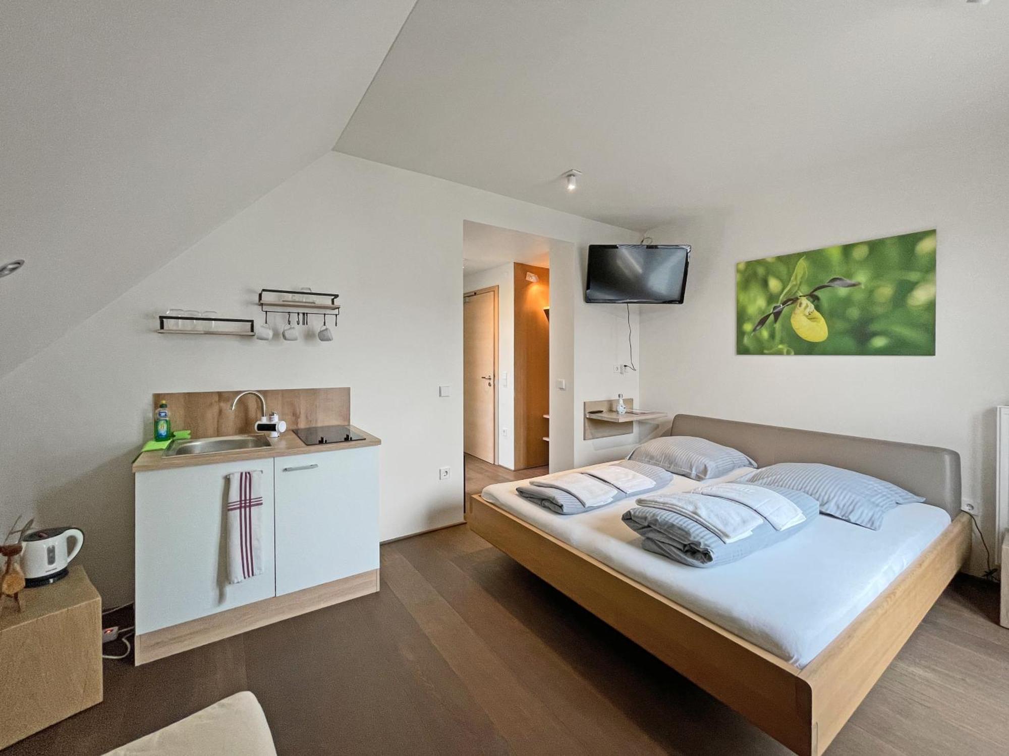 Modernes & Gepflegtes Hotelzimmer Mit Kueche! Bernstadt  Zewnętrze zdjęcie