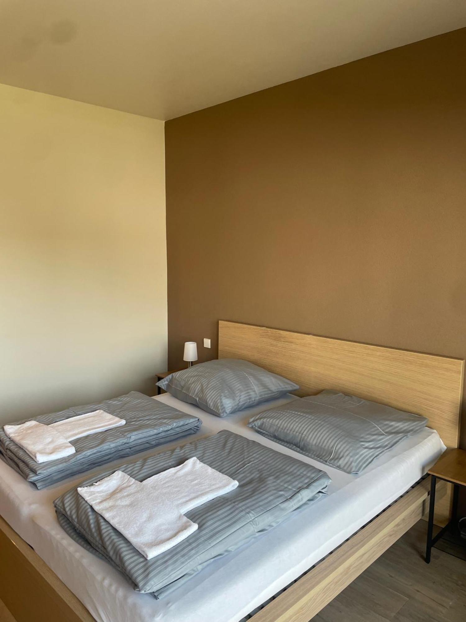 Modernes & Gepflegtes Hotelzimmer Mit Kueche! Bernstadt  Zewnętrze zdjęcie