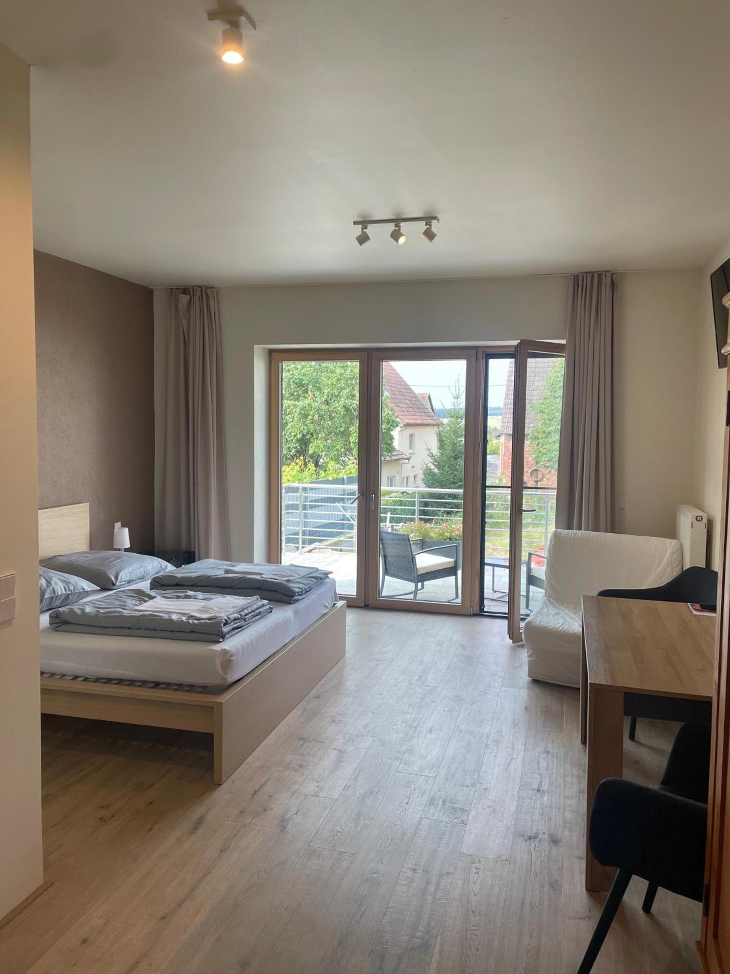 Modernes & Gepflegtes Hotelzimmer Mit Kueche! Bernstadt  Zewnętrze zdjęcie